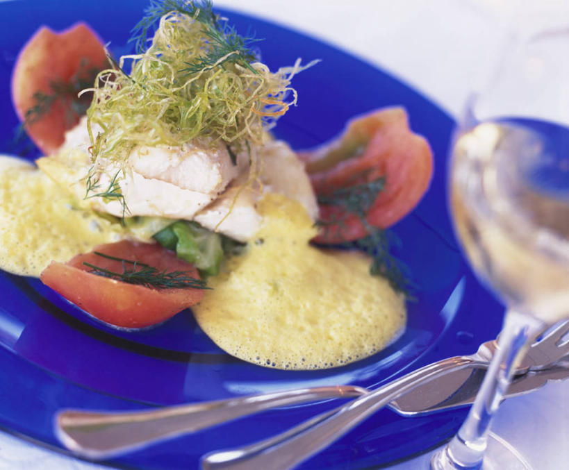 点心,生鱼片,红酒,葡萄酒,无人,横图,俯视,室内,特写,白天,白色背景,餐桌,桌子,杯子,餐具,叶子,朦胧,模糊,叉子,刀叉,刀子,碟子,高脚杯,盘,肉,鱼肉,鱼片,食品,甜点,甜品,绿叶,红酒杯,白葡萄酒,酒类,慕斯蛋糕,肉类,玻璃制品,酒,食物,饮料,盘子,酒杯,碟,甜食,零食,嫩叶,摄影,影棚,餐台,慕斯,葡萄酒杯,餐刀,肉食,餐叉,沙西米,叶,叶片,玻璃杯,进餐用具,彩图,高角度拍摄,影棚拍摄,拍摄,刺身