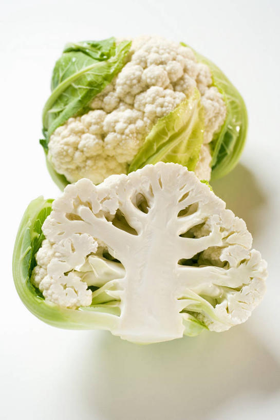 无人,竖图,俯视,室内,特写,白天,白色背景,餐桌,桌子,蔬菜,切开,新鲜,花菜,花椰菜,西兰花,食品,食物,两个,切,摄影,有机食品,绿色食品,影棚,餐台,椰菜花,剖面,切面,甘蓝花,彩图,高角度拍摄,影棚拍摄,拍摄