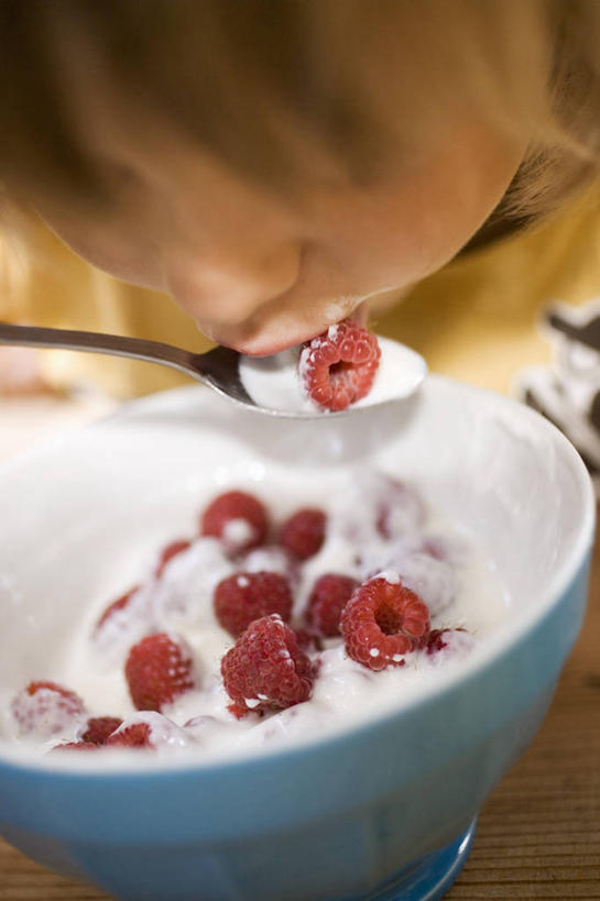 牛奶,西方人,儿童,脸,头,脸颊,一个人,坐,吃,竖图,俯视,室内,特写,白天,纯洁,浆果,水果,欧洲,欧洲人,仅一个男性,仅一个人,握,服装,朦胧,模糊,新鲜,勺子,陶瓷,桑葚,桑椹,生食,食品,果实,陶瓷制品,饮品,营养,拿,拿着,休闲装,酸奶,肩膀,食物,饮料,一个,小孩,衣服,容器,调羹,汤匙,碗,覆盆子,仅一个小孩,休闲,休闲服,可爱,童年,童趣,握着,服饰,有机食品,绿色食品,单个,储藏,乳制品,奶,储存,发酵,童真,烂漫,无邪,优格,优酪乳,天真,男孩,男人,男性,白种人,孩子,头部,脸部,脸蛋,面部,嚼,食,坐着,半身,彩图,高角度拍摄,贮存,男生