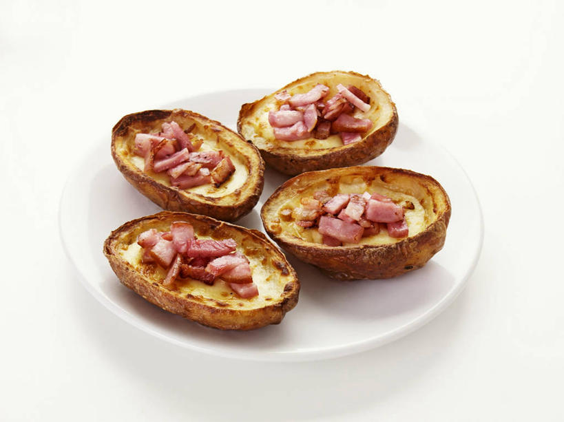 奶酪,无人,横图,俯视,室内,特写,白天,白色背景,烹饪,西餐,餐桌,桌子,土豆,餐具,朦胧,模糊,碟子,盘,肉,干酪,起司,料理,食品,芝士,营养,火腿,猪肉,菜肴,美食,肉类,食物,腌制,盘子,碟,乳酪,西式,摄影,佳肴,影棚,餐台,乳制品,发酵,肉食,豚肉,馍馍蛋,熏制,火肉,兰熏,猪腿,洋芋,山药蛋,马铃薯,彩图,高角度拍摄,影棚拍摄,拍摄