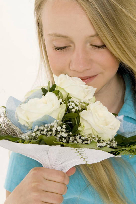 西方人,儿童,脸,头,脸颊,手,一个人,站,闭眼,笑,微笑,竖图,室内,特写,白天,白色背景,正面,爱情,幸福,纯洁,热情,玫瑰,欧洲,欧洲人,仅一个女性,仅一个人,握,服装,盛开,玫瑰花,浪漫,拿,花蕾,拿着,休闲装,闻,肩膀,满天星,花,花瓣,花朵,鲜花,小孩,衣服,蓝色,白玫瑰,花苞,花蕊,站着,仅一个小孩,休闲,温暖,温馨,手部,休闲服,恩爱,可爱,清纯,童年,童趣,握着,摄影,服饰,影棚,关怀,单手,和睦,嗅,感动,童真,烂漫,无邪,尊敬,霞草,丝石竹,思恋,真爱,天真,刺玫花,徘徊花,女孩,女人,女性,白种人,孩子,头部,脸部,脸蛋,面部,闭眼睛,闭着眼,闭着眼睛,站立,半身,彩图,影棚拍摄,拍摄,融洽,女生,配角