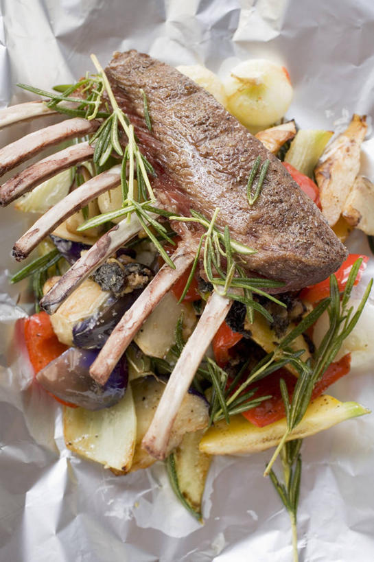 无人,竖图,俯视,室内,特写,白天,烹饪,西餐,餐桌,桌子,柠檬,蔬菜,西红柿,小番茄,水果,新鲜,包装,包装纸,铝箔纸,锡箔纸,纸,肉,生食,羊排,料理,食品,果实,纸张,蔬果,羊肉,菜肴,美食,肉类,食物,西式,摄影,佳肴,有机食品,绿色食品,影棚,餐台,迷迭香,包装材料,肉食,锡箔,铝箔,海洋之露,小西红柿,樱桃小番茄,珍珠小番茄,益母果,柠果,樱桃番茄,圣女果,番茄,彩图,高角度拍摄,影棚拍摄,拍摄