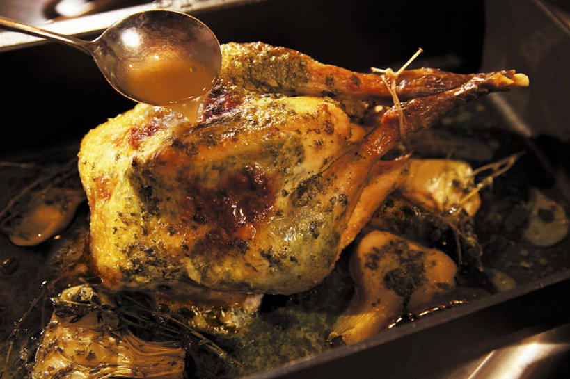 无人,横图,俯视,室内,特写,白天,烹饪,鸡,厨具,金属制品,朦胧,模糊,金属,锅子,勺子,调料,鸡肉,酱料,酱汁,肉,佐料,火鸡,调味品,调味料,锅,酱,肉类,家禽,动物,调羹,汤匙,牲畜,锅具,下降,降落,肉食,烹饪用具,七面鸟,吐绶鸡,降低,下跌,下落,烹调用具,烹调,彩图,高角度拍摄