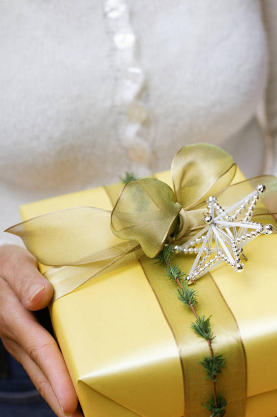 西方人,手,一个人,捧,竖图,俯视,室内,特写,白天,礼盒,礼物,欧洲,圣诞节,欧洲人,仅一个年轻女性,仅一个女性,仅一个人,服装,节日,庆祝,丝绸,丝带,纸盒,缎带,休闲装,文化,绸带,盒子,一个,衣服,黄色,包装盒,礼品盒,庆典,休闲,手部,休闲服,服饰,礼品,单个,纪念,单手,年轻女性,女人,女性,白种人,端,端着,捧着,手捧,半身,彩图,高角度拍摄