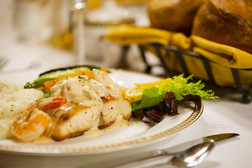 海鲜,蟹,无人,横图,俯视,室内,特写,白天,烹饪,西餐,桌面,桌子,餐具,朦胧,模糊,木制,螃蟹,叉子,刀叉,刀子,碟子,盘,料理,食品,水产,菜肴,美食,海洋生物,食物,盘子,木制品,碟,西式,佳肴,水生动物,餐刀,海产品,水生物,海底动物,餐叉,进餐用具,彩图,高角度拍摄