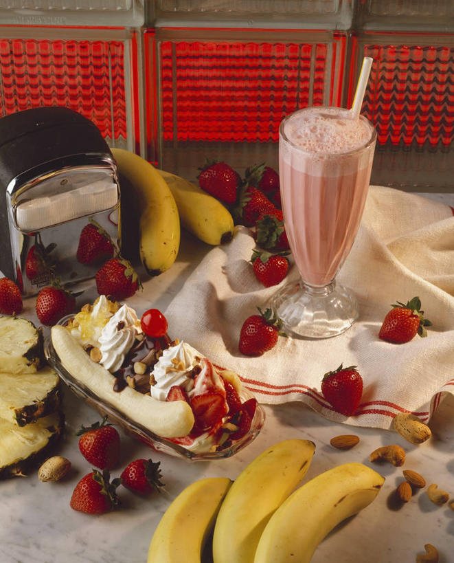 无人,竖图,俯视,室内,特写,白天,桌面,桌子,草莓,浆果,香蕉,杯子,水果,一堆,许多,堆叠,堆积,新鲜,木制,塑料,生食,食品,甜点,甜品,果实,凌乱,玻璃制品,食物,饮料,木制品,水杯,塑料制品,吸管,甜食,冰淇淋,有机食品,绿色食品,鲜奶,堆,混乱,空心,奶昔,饮管,纷乱,缭乱,庞杂,玻璃杯,洋莓,水果皇后,红莓,甘蕉,地莓,彩图,高角度拍摄,圆柱状