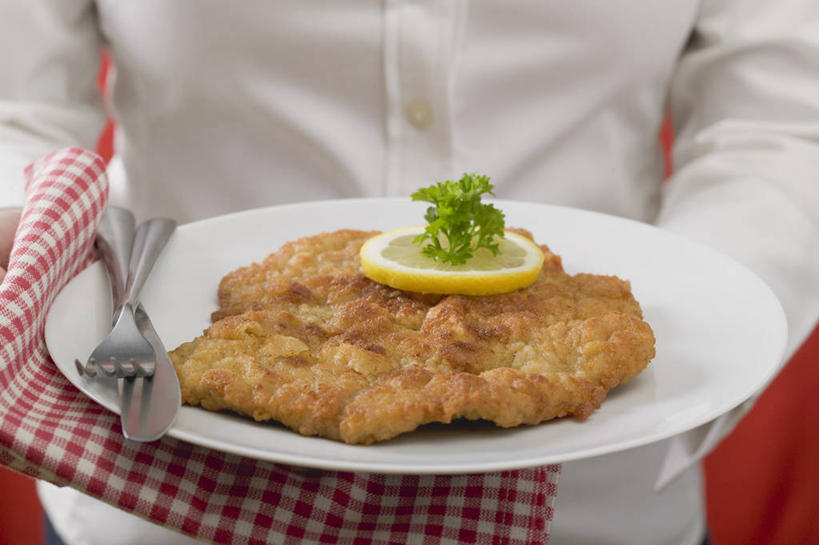 西方人,一个人,服务员,站,捧,横图,室内,特写,白天,正面,工作服,制服,烹饪,西餐,柠檬,餐具,水果,欧洲,欧洲人,仅一个男性,仅一个人,红色背景,新鲜,叉子,刀叉,刀子,碟子,盘,肉,生食,牛排,牛肉,料理,食品,果实,菜肴,美食,肉类,食物,仅一个年轻男性,盘子,餐巾,碟,站着,西式,摄影,佳肴,有机食品,绿色食品,影棚,餐刀,肉食,餐叉,工作制服,保洁方巾,口布,男人,男性,年轻男性,白种人,服务生,侍者,进餐用具,益母果,柠果,端,端着,捧着,手捧,站立,半身,彩图,影棚拍摄,工作套服,拍摄