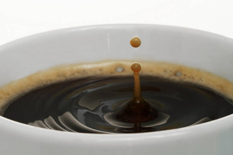 咖啡,无人,横图,俯视,室内,特写,白天,白色背景,幸福,水,餐桌,桌子,杯子,飞溅,朦胧,模糊,溅,瓷器,液体,水滴,咖啡杯,陶瓷制品,娱乐,水珠,饮料,一个,享受,休闲,温馨,放松,乐趣,摄影,影棚,单个,餐台,提神,舒适,喷洒,瓷杯,醒脑,软饮料,彩图,高角度拍摄,影棚拍摄,拍摄