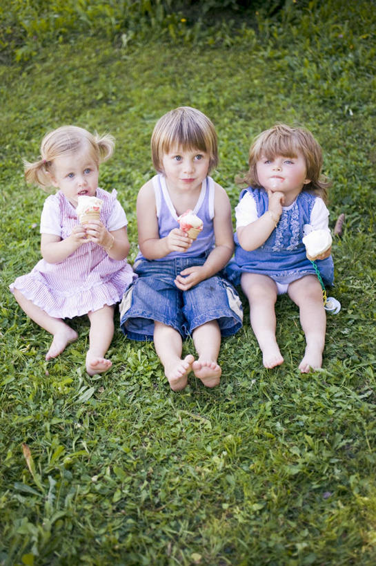 西方人,儿童,腿部,脚,脚趾,脚趾甲,腿,三个人,伙伴,朋友,坐,吃,竖图,俯视,室外,白天,裙子,友谊,纯洁,草地,草坪,植物,欧洲,欧洲人,一排,握,连衣裙,服装,整齐,冰激凌,清凉,拿,拿着,注视,休闲装,光脚,草,排列,小孩,衣服,绿色,冷饮,观察,看,休闲,舒服,赤脚,休闲服,冰淇淋,可爱,童年,童趣,握着,服饰,观看,解暑,察看,队列,关注,解渴,雪糕,童真,烂漫,无邪,舒爽,冰糕,消暑,天真,友情,女孩,女人,女性,白种人,脚指甲,嚼,食,坐着,彩图,高角度拍摄,全身,女生