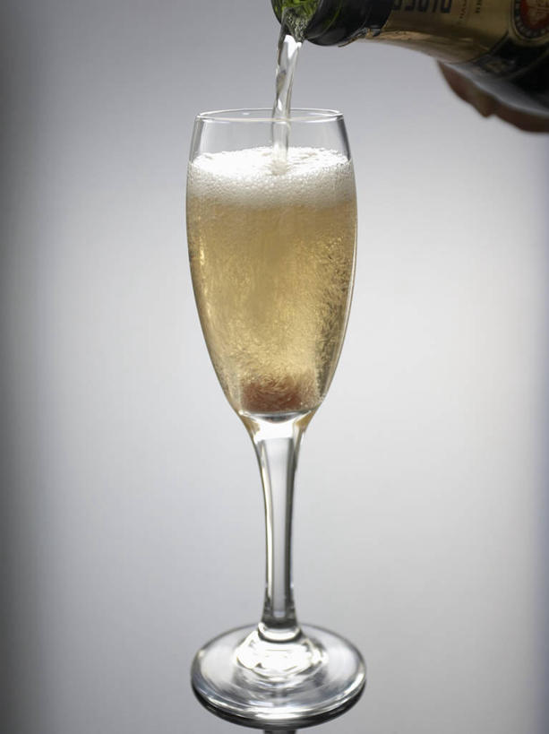 葡萄酒,无人,竖图,室内,特写,白天,正面,奢侈,快乐,水,杯子,飞溅,灰色背景,溅,高脚杯,液体,水滴,一杯,浪漫,红酒瓶,玻璃制品,酒,酒瓶,水珠,饮料,玻璃瓶,酒杯,瓶子,香槟,诱惑,摄影,影棚,一瓶,葡萄酒瓶,喷洒,香槟杯,气泡酒,起泡酒,汽酒,玻璃杯,彩图,影棚拍摄,高兴,欢笑,拍摄