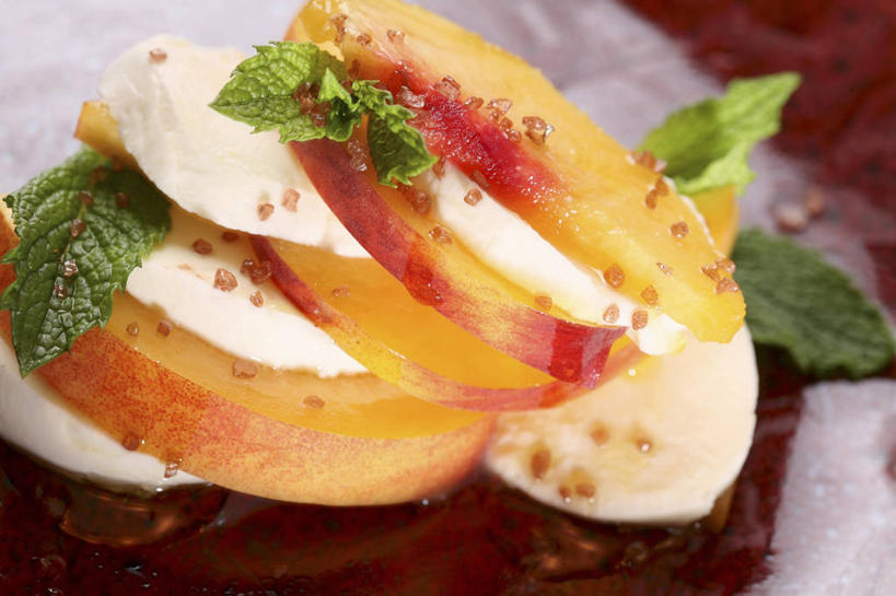 奶酪,无人,横图,俯视,室内,特写,白天,桌面,桌子,桃子,水果,新鲜,木制,生食,干酪,起司,薄荷,食品,果实,银丹草,芝士,营养,食物,木制品,乳酪,摄影,有机食品,绿色食品,影棚,乳制品,发酵,肺果,斑叶凤梨薄荷,苹果薄荷,夜息香,彩图,高角度拍摄,影棚拍摄,拍摄