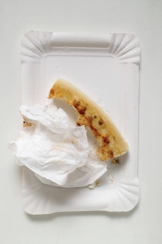 无人,竖图,俯视,室内,特写,白天,白色背景,烹饪,西餐,餐桌,生活用品,桌子,餐具,碟子,盘,纸,料理,食品,披萨,匹萨,菜肴,美食,食物,盘子,碟,纸巾,日用品,快餐,西式,摄影,佳肴,影棚,餐台,卫生纸,比萨,西式快餐,垃圾食品,意大利薄饼,生活用纸,彩图,高角度拍摄,影棚拍摄,拍摄