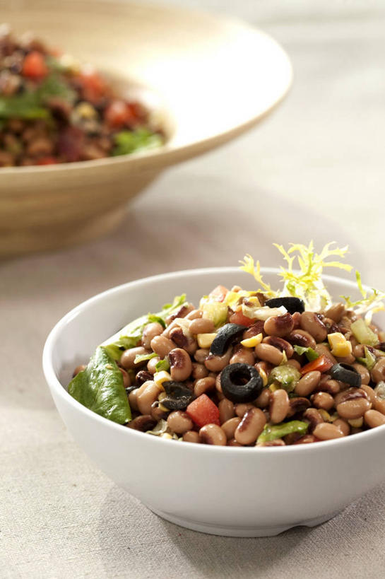 无人,竖图,俯视,室内,特写,白天,白色背景,植物,餐桌,桌子,橄榄,豆,蔬菜,水果,新鲜,陶瓷,豆类,豆子,生食,蔬菜沙拉,沙拉,食品,陶瓷制品,色拉,沙律,食物,两个,容器,碗,摄影,有机食品,绿色食品,影棚,餐台,色拉酱,储藏,储存,千岛酱,豆科,青果,白榄,彩图,高角度拍摄,影棚拍摄,拍摄,贮存