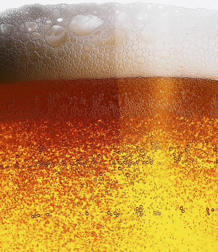 啤酒,无人,竖图,室内,特写,白天,正面,杯子,透明,泡沫,酒类,一杯,辉煌,玻璃制品,酒,饮料,黄色,酒杯,啤酒杯,健康,摄影,活泼,影棚,希望,暖色,光辉,光明,功名,轻快,玻璃杯,彩图,影棚拍摄,拍摄