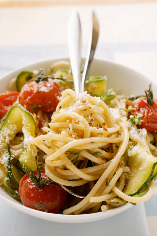 面食,面条,意大利面,无人,竖图,俯视,室内,特写,白天,白色背景,西餐,餐桌,桌子,黄瓜,蔬菜,西红柿,小番茄,朦胧,模糊,新鲜,勺子,陶瓷,面,料理,食品,陶瓷制品,食物,一个,容器,调羹,汤匙,碗,西式,摄影,有机食品,绿色食品,影棚,单个,餐台,储藏,储存,小西红柿,樱桃小番茄,珍珠小番茄,樱桃番茄,圣女果,青瓜,胡瓜,番茄,彩图,高角度拍摄,影棚拍摄,拍摄,贮存