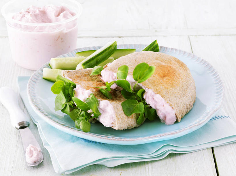 点心,面包,无人,横图,俯视,室内,特写,白天,白色背景,餐桌,桌子,黄瓜,蔬菜,杯子,餐具,新鲜,碟子,纺织物,工具,盘,食品,面点,刀具,玻璃制品,食物,糕点,蓝色,盘子,水杯,碟,毛巾,刀,清洁,摄影,有机食品,绿色食品,影棚,餐台,保暖,餐刀,透气,皮塔饼,防水,储水,耐磨,吸水,口袋面包,玻璃杯,青瓜,胡瓜,彩图,高角度拍摄,影棚拍摄,拍摄