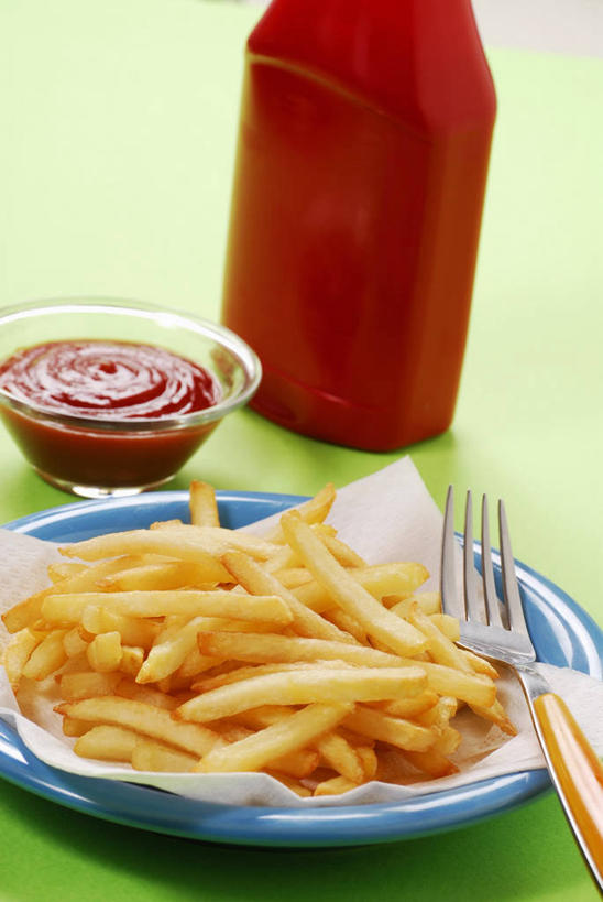 无人,竖图,俯视,室内,特写,白天,烹饪,西餐,餐桌,桌子,餐具,玻璃,一堆,许多,绿色背景,堆叠,堆积,叉子,碟子,盘,调料,酱料,酱汁,茄汁,佐料,料理,食品,调味品,调味料,番茄酱,薯条,酱,菜肴,美食,玻璃制品,食物,一个,红色,盘子,瓶子,容器,塑料制品,碟,碗,快餐,塑料瓶,西式,摄影,佳肴,影棚,单个,餐台,储藏,堆,储存,西式快餐,垃圾食品,餐叉,进餐用具,彩图,高角度拍摄,影棚拍摄,拍摄,贮存