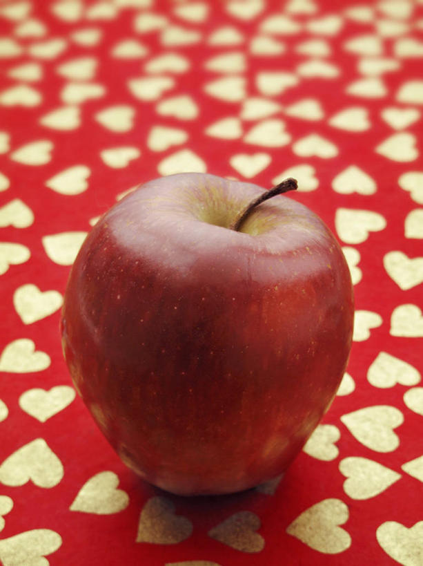 无人,竖图,俯视,室内,特写,白天,爱情,苹果,水果,爱心,新鲜,装饰,布料,生食,食品,果实,浪漫,布纹,桌布,食物,一个,红色,餐巾,台布,温暖,温馨,心形,金色,恩爱,摄影,有机食品,绿色食品,影棚,单个,华丽,修饰,点缀,和睦,衬托,美观,雅致,雅观,心型,彩图,高角度拍摄,影棚拍摄,拍摄,融洽