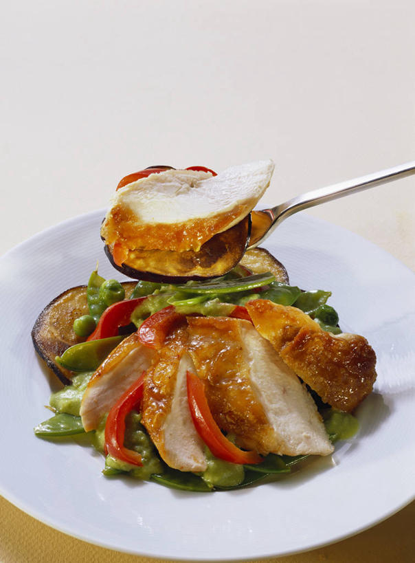 无人,竖图,俯视,室内,特写,白天,白色背景,植物,餐桌,桌子,辣椒,蔬菜,餐具,新鲜,碟子,盘,勺子,豆类,豆子,豌豆,鸡肉,肉,食品,荷兰豆,肉类,食物,盘子,调羹,碟,汤匙,摄影,有机食品,绿色食品,影棚,餐台,雪豆,肉食,豆科,辣角,红海椒,大椒,辣虎,广椒,寒豆,毕豆,麻累,国豆,小寒豆,麦豌豆,辣子,红辣椒,海椒,番椒,彩图,高角度拍摄,影棚拍摄,拍摄