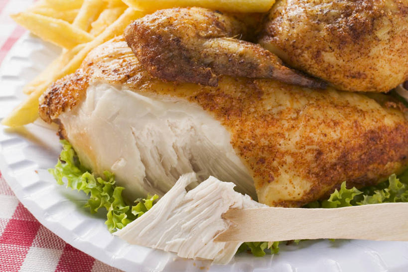 无人,横图,俯视,室内,特写,白天,烹饪,烧烤,西餐,餐桌,桌面,桌子,蔬菜,餐具,新鲜,木制,布料,碟子,盘,勺子,生菜,莴苣,调料,鸡肉,酱料,酱汁,茄汁,肉,佐料,料理,食品,烤架,烤肉,调味品,调味料,布纹,番茄酱,薯条,酱,菜肴,美食,肉类,桌布,食物,盘子,餐巾,木制品,调羹,碟,台布,汤匙,快餐,铁架,西式,摄影,佳肴,有机食品,绿色食品,影棚,餐台,肉食,西式快餐,垃圾食品,春菜,鹅仔菜,莴仔菜,千金菜,叶用莴苣,奶油生菜,彩图,高角度拍摄,影棚拍摄,拍摄