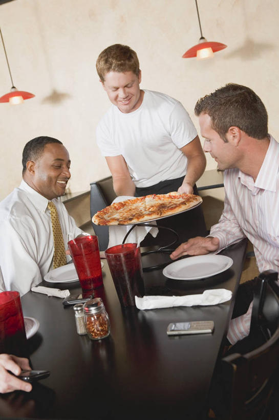 西方人,三个人,伙伴,朋友,服务员,餐厅,站,坐,捧,笑,微笑,露齿笑,竖图,室内,白天,正面,衬衫,烹饪,西餐,友谊,餐桌,桌子,杯子,餐具,照明,欧洲,欧洲人,服装,碟子,盘,墙,灯光,料理,食品,披萨,匹萨,领带,注视,休闲装,菜肴,美食,吊灯,墙壁,墙面,玻璃制品,灯,食物,衣服,白色,盘子,水杯,灯具,碟,快餐,观察,看,站着,休闲,休闲服,西式,服饰,佳肴,餐台,观看,照亮,察看,比萨,照明设备,关注,西式快餐,垃圾食品,意大利薄饼,友情,男人,男性,年轻男性,白种人,服务生,侍者,玻璃杯,端,端着,捧着,手捧,站立,坐着,半身,彩图,衬衣,餐馆,饭店,饭馆