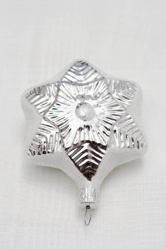 无人,竖图,俯视,室内,特写,白天,白色背景,餐桌,桌子,静物,圣诞节,节日,庆祝,装饰,挂饰,银色,圣诞球,文化,球,一个,庆典,球体,摄影,影棚,单个,餐台,纪念,华丽,修饰,点缀,衬托,美观,雅致,雅观,彩图,高角度拍摄,影棚拍摄,拍摄