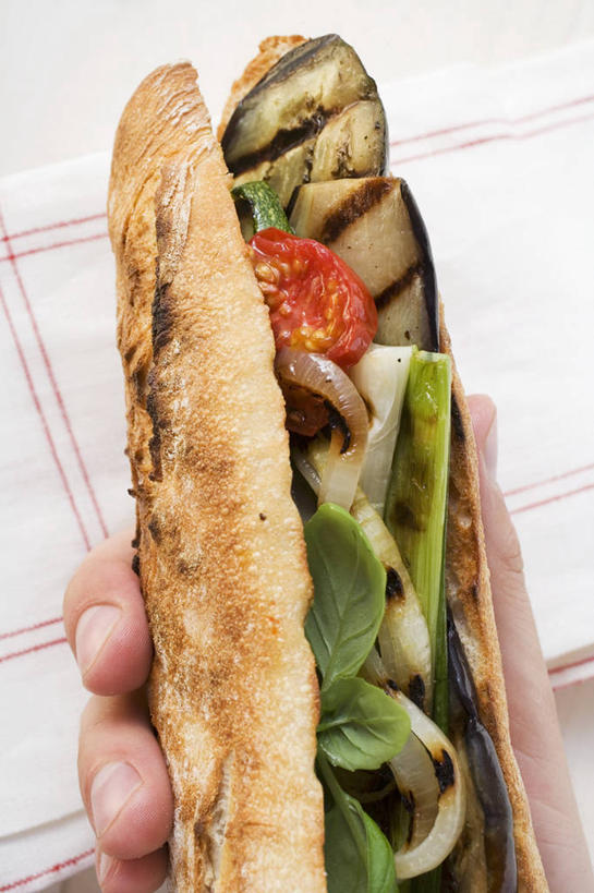 点心,面包,西方人,手,一个人,竖图,俯视,室内,特写,白天,烹饪,烧烤,西餐,植物,辣椒,蔬菜,欧洲,欧洲人,仅一个男性,仅一个人,握,朦胧,模糊,新鲜,肉,香料,三明治,料理,食品,面点,草药,烤架,烤肉,拿,法国面包,拿着,菜肴,美食,肉类,中药,食物,糕点,仅一个年轻男性,餐巾,快餐,香草,手部,铁架,西式,握着,佳肴,有机食品,绿色食品,单手,法棍,罗勒,长棍面包,紫苏,药材,中草药,肉食,彩椒,西式快餐,辣角,红海椒,大椒,辣虎,广椒,三文治,九层塔,圣约瑟夫草,甜罗勒,法式长棍面包,兰香,中药材,本草,保洁方巾,口布,男人,男性,年轻男性,白种人,甜椒,柿子椒,辣子,海椒,番椒,灯笼椒,半身,彩图,高角度拍摄