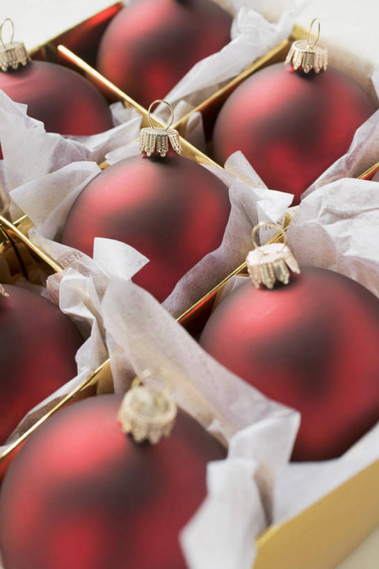 无人,竖图,俯视,室内,特写,白天,白色背景,餐桌,桌子,静物,圣诞节,许多,节日,庆祝,装饰,挂饰,纸盒,圣诞球,文化,盒子,球,一个,红色,包装盒,庆典,球体,摄影,影棚,单个,餐台,纪念,华丽,修饰,点缀,衬托,美观,雅致,雅观,彩图,高角度拍摄,影棚拍摄,拍摄