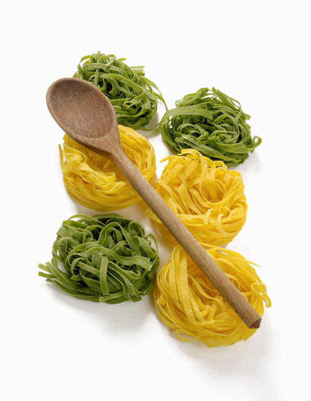 面食,面条,意大利面,无人,竖图,俯视,室内,特写,白天,白色背景,西餐,餐桌,桌子,许多,环绕,围绕,木制,勺子,面,料理,食品,环抱,食物,一个,黄色,绿色,木制品,调羹,汤匙,西式,摄影,影棚,单个,餐台,萦绕,彩图,高角度拍摄,影棚拍摄,拍摄