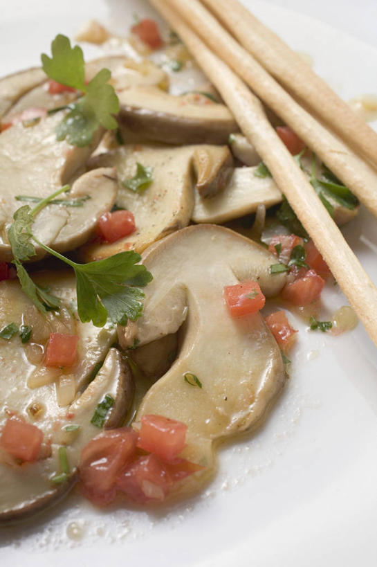 无人,竖图,俯视,室内,特写,白天,白色背景,烹饪,西餐,餐桌,桌子,蔬菜,西红柿,小番茄,朦胧,模糊,新鲜,菌菇,蘑菇,料理,食品,菌类,菜肴,美食,中药,食物,食用菌,西式,摄影,佳肴,有机食品,绿色食品,影棚,餐台,药材,牛肝菌,中药材,美味牛肝菌,大脚菇,小西红柿,樱桃小番茄,珍珠小番茄,樱桃番茄,圣女果,番茄,彩图,高角度拍摄,影棚拍摄,拍摄