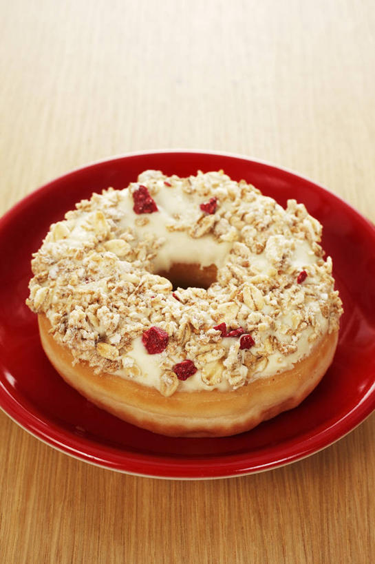 点心,面包,无人,竖图,俯视,室内,特写,白天,桌面,桌子,浆果,餐具,水果,新鲜,木制,碟子,盘,陶瓷,灯笼果,生食,食品,面点,果实,陶瓷制品,燕麦,食物,糕点,一个,红色,盘子,木制品,碟,甜甜圈,摄影,有机食品,绿色食品,影棚,单个,红醋栗,玉麦,铃铛麦,裸燕麦,雀麦,野麦,莜麦,多纳滋面包,唐纳滋,面包圈,醋栗,彩图,高角度拍摄,影棚拍摄,拍摄