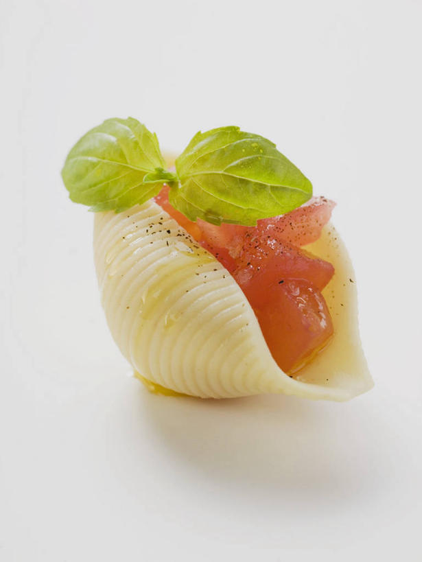 面食,面条,意大利面,无人,竖图,俯视,室内,特写,白天,白色背景,西餐,植物,餐桌,桌子,蔬菜,西红柿,小番茄,新鲜,面,香料,料理,食品,草药,中药,食物,一个,香草,西式,摄影,有机食品,绿色食品,影棚,单个,餐台,罗勒,贝壳面,紫苏,药材,中草药,九层塔,圣约瑟夫草,甜罗勒,兰香,中药材,本草,小西红柿,樱桃小番茄,珍珠小番茄,樱桃番茄,圣女果,番茄,彩图,高角度拍摄,影棚拍摄,拍摄