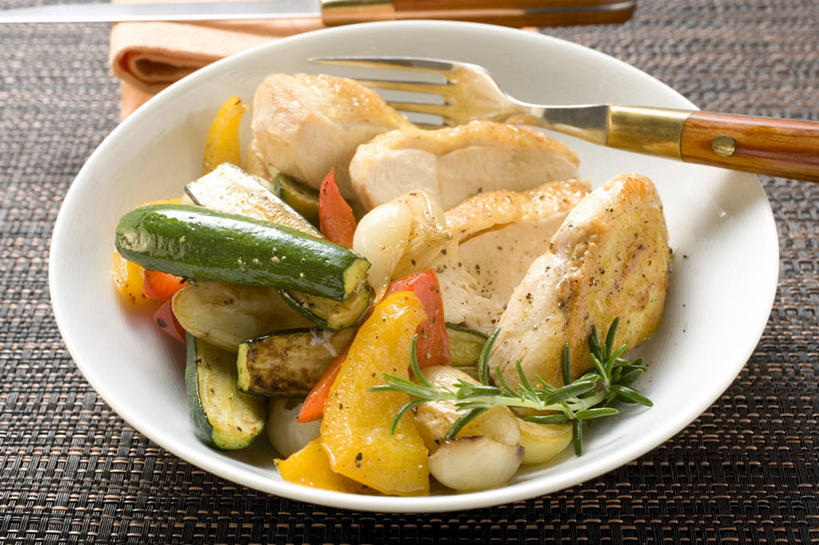 肌肉,健壮,无人,横图,俯视,室内,特写,白天,烹饪,西餐,桌面,桌子,黄瓜,辣椒,蔬菜,餐具,一把,新鲜,木制,叉子,陶瓷,料理,食品,陶瓷制品,菜肴,美食,食物,木制品,容器,碗,健康,活力,力量,西式,佳肴,有机食品,绿色食品,青春,储藏,强壮,储存,彩椒,餐叉,辣角,红海椒,大椒,辣虎,广椒,进餐用具,甜椒,柿子椒,青瓜,辣子,胡瓜,海椒,番椒,灯笼椒,彩图,高角度拍摄,贮存