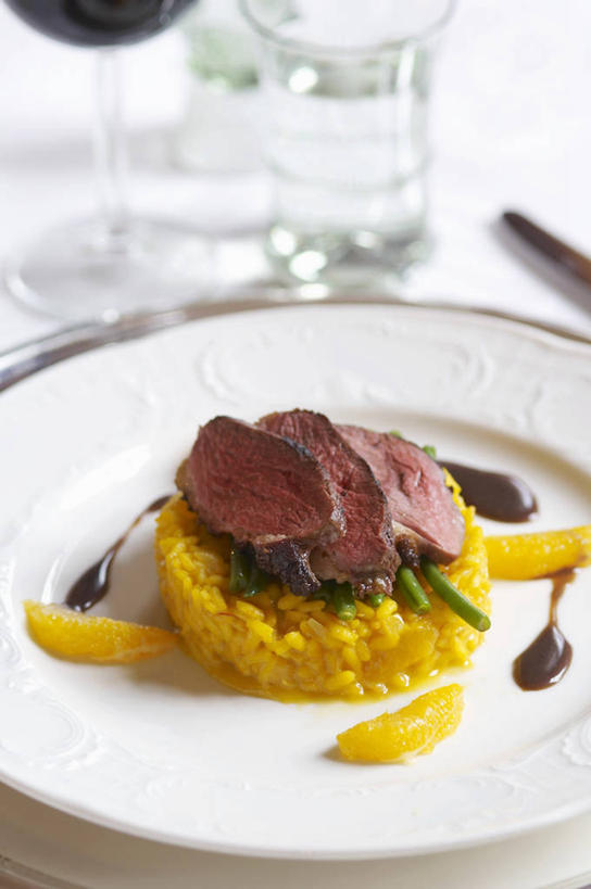 无人,竖图,俯视,室内,特写,白天,背景,烹饪,西餐,水,杯子,餐具,碟子,盘,液体,肉,牛排,牛肉,料理,食品,饮用水,菜肴,美食,肉类,玻璃制品,食物,白色,盘子,水杯,碟,矿泉水,西式,摄影,佳肴,影棚,迷迭香,肉食,蒸馏水,海洋之露,玻璃杯,彩图,高角度拍摄,影棚拍摄,拍摄