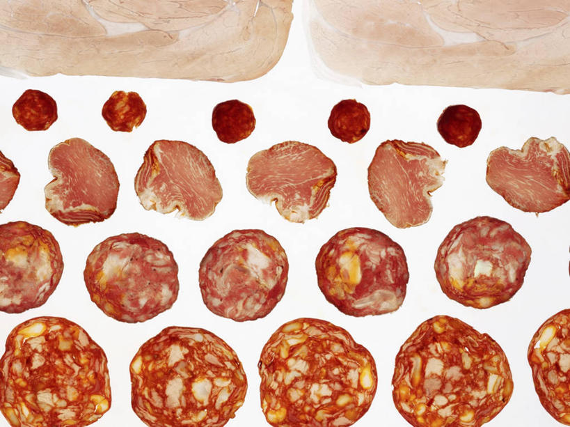 无人,横图,俯视,室内,特写,白天,白色背景,餐桌,桌子,一排,许多,整齐,并列,并排,纹路,纹理,香肠,腊肠,排列,红色,摄影,影棚,餐台,队列,平行,肌理,德式香肠,彩图,高角度拍摄,影棚拍摄,拍摄