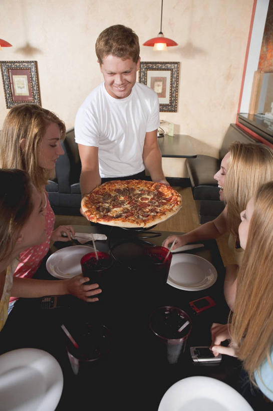 西方人,伙伴,朋友,服务员,餐厅,站,坐,捧,笑,微笑,露齿笑,竖图,俯视,室内,白天,烹饪,西餐,友谊,餐桌,桌子,餐具,照明,欧洲,欧洲人,五个人,服装,碟子,盘,陶瓷,灯光,料理,食品,披萨,匹萨,陶瓷制品,许多人,注视,休闲装,菜肴,美食,吊灯,灯,食物,衣服,盘子,容器,灯具,碟,碗,快餐,观察,看,站着,一群人,休闲,休闲服,西式,服饰,佳肴,餐台,观看,储藏,照亮,察看,比萨,照明设备,储存,关注,西式快餐,垃圾食品,意大利薄饼,友情,男人,男性,年轻男性,年轻女性,女人,女性,白种人,服务生,侍者,端,端着,捧着,手捧,站立,坐着,半身,彩图,高角度拍摄,餐馆,饭店,饭馆,贮存