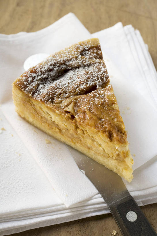 点心,无人,竖图,俯视,室内,特写,白天,下午茶,生活用品,桌面,桌子,餐具,一把,木制,工具,纸,食品,刀具,食物,糕点,木制品,纸巾,日用品,刀,卫生纸,餐刀,生活用纸,彩图,高角度拍摄,蛋糕