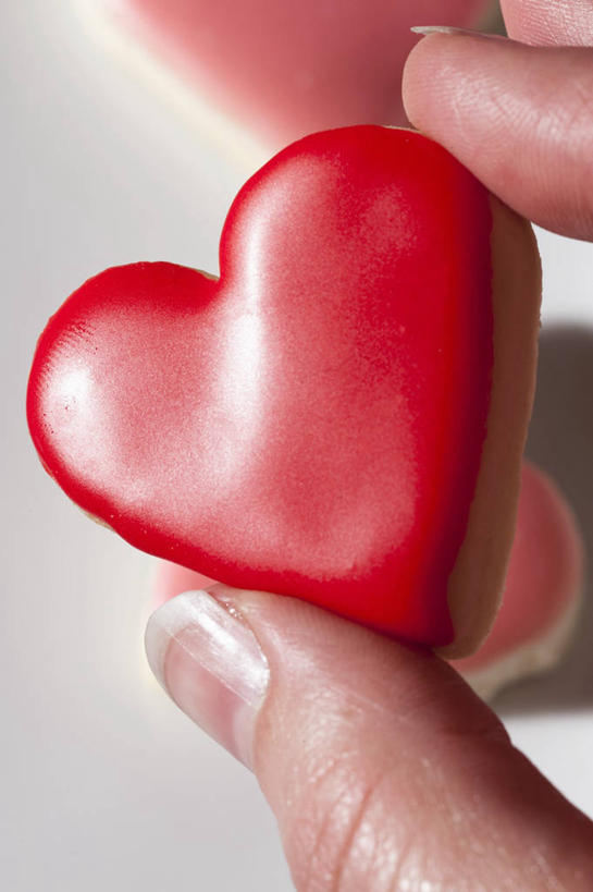 点心,西方人,手,一个人,竖图,室内,特写,白天,正面,爱情,欧洲,欧洲人,仅一个男性,仅一个人,握,爱心,朦胧,模糊,食品,曲奇,浪漫,拿,拿着,食物,仅一个年轻男性,一个,红色,饼干,零食,温暖,温馨,心形,手部,恩爱,握着,单个,单手,和睦,曲奇饼,曲奇饼干,男人,男性,年轻男性,白种人,心型,半身,彩图,融洽