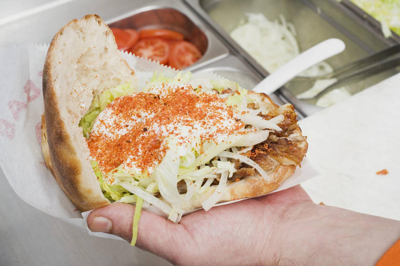 点心,面包,西方人,手,一个人,捧,横图,俯视,室内,特写,白天,烹饪,西餐,金属制品,欧洲,欧洲人,仅一个男性,仅一个人,金属,勺子,调料,酱料,酱汁,茄汁,肉,佐料,三明治,料理,食品,面点,调味品,调味料,番茄酱,酱,菜肴,美食,肉类,食物,糕点,仅一个年轻男性,容器,调羹,汤匙,碗,快餐,手部,西式,佳肴,储藏,单手,储存,肉食,西式快餐,皮塔饼,三文治,口袋面包,男人,男性,年轻男性,白种人,端,端着,捧着,手捧,半身,彩图,高角度拍摄,贮存