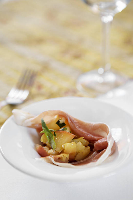 无人,竖图,俯视,室内,特写,白天,桌面,桌子,苹果,辣椒,蔬菜,杯子,餐具,水果,朦胧,模糊,新鲜,木制,叉子,碟子,高脚杯,盘,肉,食品,红酒杯,火腿,猪肉,肉类,玻璃制品,食物,腌制,盘子,酒杯,木制品,碟,有机食品,绿色食品,葡萄酒杯,肉食,餐叉,辣角,红海椒,大椒,辣虎,广椒,豚肉,熏制,火肉,兰熏,猪腿,玻璃杯,进餐用具,辣子,红辣椒,海椒,番椒,彩图,高角度拍摄