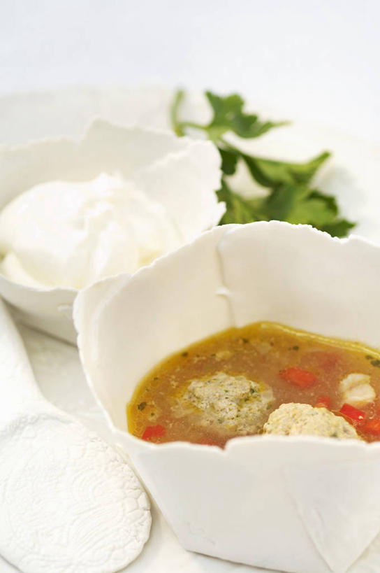 无人,竖图,俯视,室内,特写,白天,白色背景,烹饪,西餐,餐桌,桌子,勺子,陶瓷,调料,酱料,酱汁,肉,佐料,料理,食品,陶瓷制品,调味品,丸子,调味料,酱,菜肴,美食,肉类,肉丸,食物,两个,容器,调羹,汤匙,碗,西式,摄影,佳肴,影棚,餐台,储藏,储存,肉食,彩图,高角度拍摄,影棚拍摄,拍摄,贮存