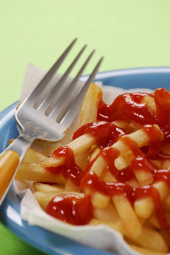 无人,竖图,俯视,室内,特写,白天,烹饪,西餐,餐桌,桌子,餐具,一把,绿色背景,叉子,碟子,盘,调料,酱料,酱汁,茄汁,佐料,料理,食品,调味品,调味料,番茄酱,薯条,酱,菜肴,美食,食物,盘子,碟,快餐,西式,摄影,佳肴,影棚,餐台,西式快餐,垃圾食品,餐叉,进餐用具,彩图,高角度拍摄,影棚拍摄,拍摄