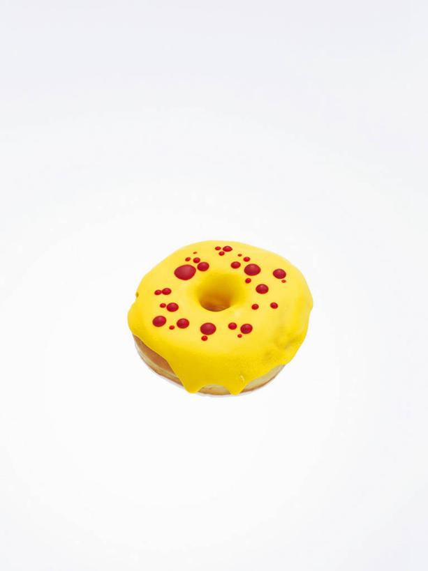 点心,面包,无人,竖图,俯视,室内,特写,白天,白色背景,餐桌,桌子,食品,面点,食物,糕点,一个,黄色,红色,甜甜圈,摄影,影棚,单个,餐台,多纳滋面包,唐纳滋,面包圈,彩图,高角度拍摄,影棚拍摄,拍摄