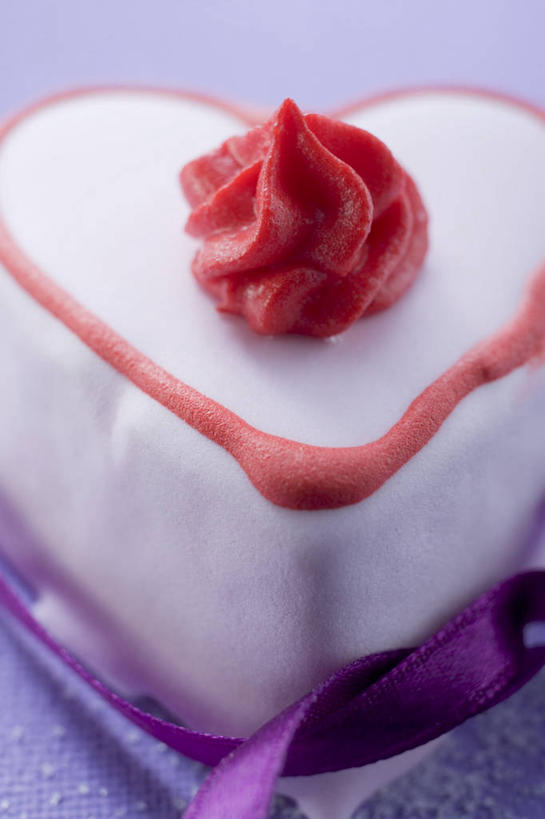 点心,无人,竖图,俯视,室内,特写,白天,下午茶,餐具,一块,紫色背景,朦胧,模糊,碟子,盘,丝绸,丝带,食品,甜点,甜品,缎带,绸带,食物,糕点,红色,盘子,碟,甜食,奶油,摄影,影棚,乳制品,激凌,克林姆,淇淋,彩图,高角度拍摄,影棚拍摄,拍摄,蛋糕