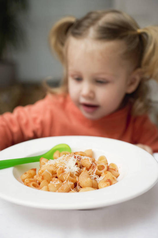 面食,面条,奶酪,西方人,儿童,一个人,坐,笑,微笑,竖图,室内,白天,正面,纯洁,桌面,桌子,欧洲,欧洲人,仅一个女性,仅一个人,服装,朦胧,模糊,木制,勺子,陶瓷,墙,调料,酱料,酱汁,面,茄汁,佐料,干酪,起司,陶瓷制品,调味品,芝士,营养,调味料,注视,休闲装,番茄酱,酱,墙壁,墙面,小孩,衣服,白色,木制品,容器,调羹,汤匙,碗,观察,看,仅一个小孩,休闲,休闲服,乳酪,可爱,童年,童趣,服饰,观看,储藏,察看,乳制品,储存,关注,发酵,童真,烂漫,无邪,天真,女孩,女人,女性,白种人,孩子,坐着,半身,彩图,贮存,女生