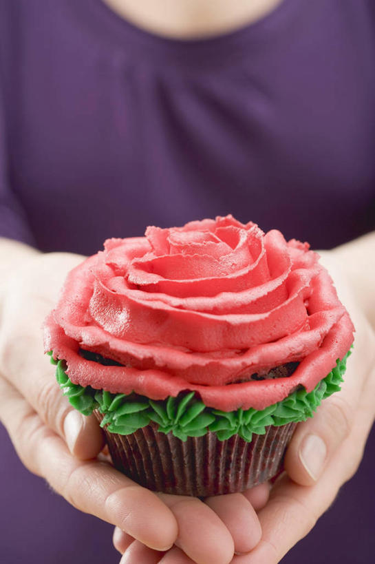 点心,西方人,手,一个人,站,捧,竖图,室内,特写,白天,正面,爱情,下午茶,幸福,纯洁,热情,玫瑰,欧洲,欧洲人,双手,仅一个年轻女性,仅一个女性,仅一个人,服装,朦胧,模糊,盛开,食品,玫瑰花,浪漫,花蕾,休闲装,花,花瓣,花朵,鲜花,食物,糕点,一个,衣服,紫色,花苞,花蕊,站着,休闲,温暖,温馨,手部,休闲服,恩爱,服饰,单个,纸托,和睦,感动,尊敬,纸杯蛋糕,纸托蛋糕,蛋糕托,蛋糕托纸,蛋糕纸托,天真,刺玫花,徘徊花,年轻女性,女人,女性,白种人,端,端着,捧着,手捧,站立,半身,彩图,融洽,蛋糕