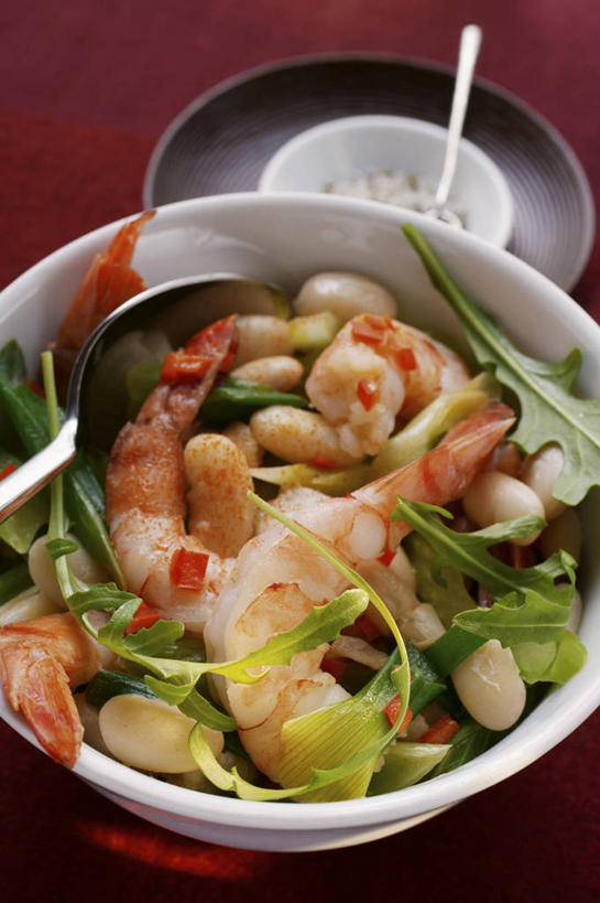 无人,竖图,俯视,室内,特写,白天,西餐,植物,红色背景,滤器,勺子,陶瓷,豆类,豆子,虾,料理,食品,蚕豆,胡豆,佛豆,川豆,倭豆,罗汉豆,陶瓷制品,菜肴,美食,食物,容器,调羹,汤匙,碗,西式,摄影,佳肴,影棚,储藏,储存,漏勺,豆科,斑节对虾,芝麻菜,斑节虾,德国芥菜,火箭生莱,芸芥,芝麻叶,紫花南芥,日本对虾,竹节虾,彩图,高角度拍摄,影棚拍摄,拍摄,贮存