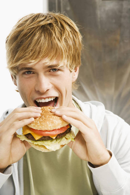 点心,面包,奶酪,西方人,一个人,站,吃,竖图,室内,白天,正面,烹饪,西餐,餐桌,桌子,蔬菜,西红柿,欧洲,欧洲人,仅一个男性,仅一个人,握,服装,新鲜,肉,干酪,汉堡,牛肉,起司,料理,食品,面点,芝士,营养,拿,拿着,注视,休闲装,菜肴,美食,肉类,食物,糕点,仅一个年轻男性,衣服,快餐,观察,看,站着,张嘴,休闲,休闲服,乳酪,西式,握着,服饰,佳肴,有机食品,绿色食品,餐台,观看,察看,乳制品,关注,发酵,张大嘴巴,肉食,西式快餐,垃圾食品,小圆面包,男人,男性,年轻男性,白种人,张开嘴,番茄,嚼,食,站立,半身,彩图