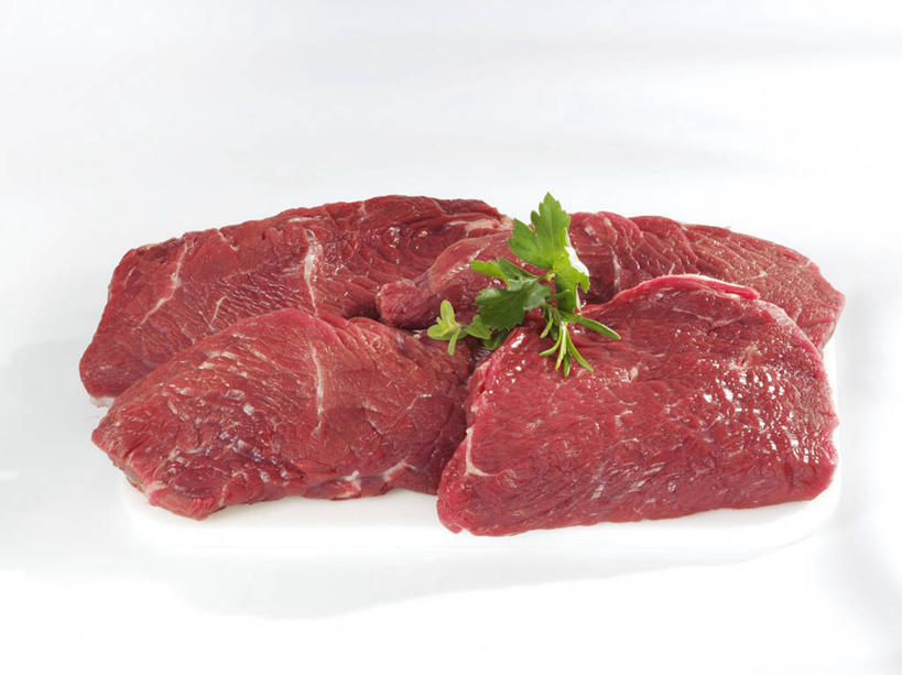 无人,横图,俯视,室内,特写,白天,白色背景,烹饪,西餐,餐桌,桌子,芹菜,蔬菜,新鲜,肉,牛排,牛肉,料理,食品,菜肴,美食,肉类,食物,西式,四块,摄影,佳肴,有机食品,绿色食品,荷兰芹,欧芹,香芹,影棚,餐台,肉食,法香,巴西利,洋香菜,洋芫荽,法国香菜,旱芹菜,番荽,彩图,高角度拍摄,影棚拍摄,拍摄