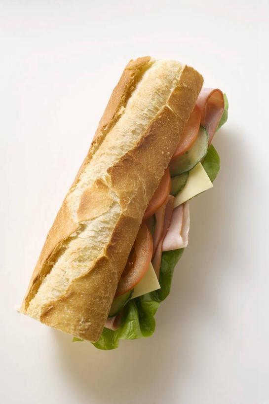 点心,面包,奶酪,无人,竖图,俯视,室内,特写,白天,白色背景,烹饪,西餐,餐桌,桌子,黄瓜,蔬菜,新鲜,生菜,莴苣,肉,干酪,起司,三明治,料理,食品,面点,芝士,营养,法国面包,火腿,猪肉,菜肴,美食,肉类,食物,腌制,糕点,一个,快餐,乳酪,西式,摄影,佳肴,有机食品,绿色食品,影棚,单个,餐台,法棍,长棍面包,乳制品,发酵,肉食,西式快餐,三文治,豚肉,法式长棍面包,春菜,鹅仔菜,莴仔菜,千金菜,叶用莴苣,奶油生菜,熏制,火肉,兰熏,猪腿,青瓜,胡瓜,彩图,高角度拍摄,影棚拍摄,拍摄